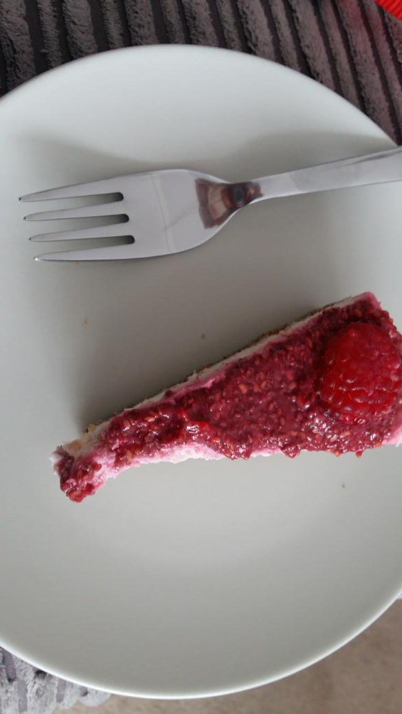 baristacat1's tweet photo. Best vegan cheesecake ive ever had. Thanks @MadCucumberUK 😋 https://t.co/s9xqrElI8K