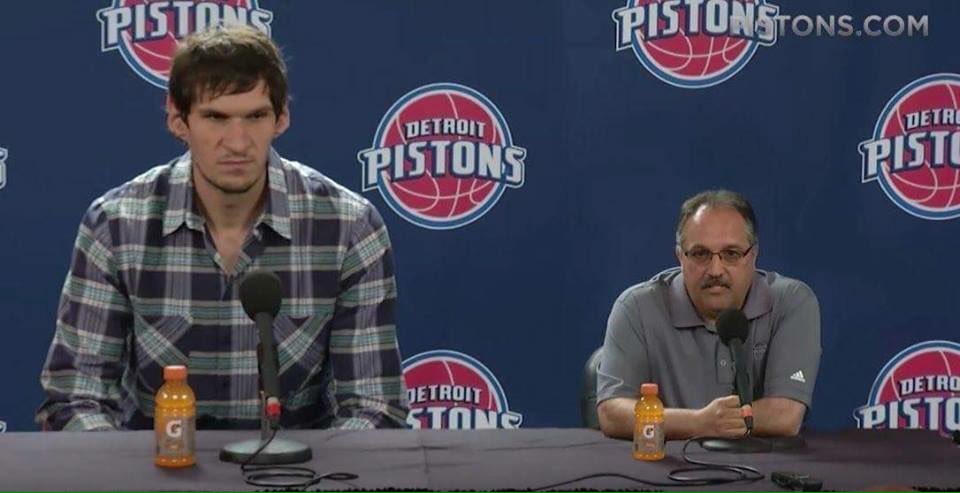 cinguettiosport's tweet photo. Non è photoshop...ma è palesemente uno scherzo della natura! Si tratta del coach e del nuovo centro dei #Pistons https://t.co/KWWm86axDC