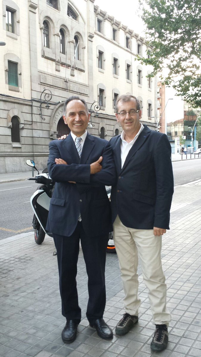 casopvarela's tweet photo. Pedro Varela hace unos instantes tras su salida de la cárcel Modelo de Barcelona al ser abonada la fianza requerida. https://t.co/2CysCEgyLQ