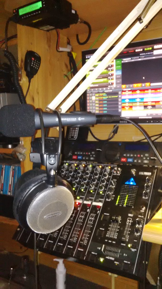 Avondje draaien. 106.7 en freeradioemmen.nl met <a href="/HarmjanWieringa/">🤜 Harm Jan Wieringa 🤛</a>, <a href="/lovelyalbertine/">Albertine Hoezen</a> en @pieterpost33 ?