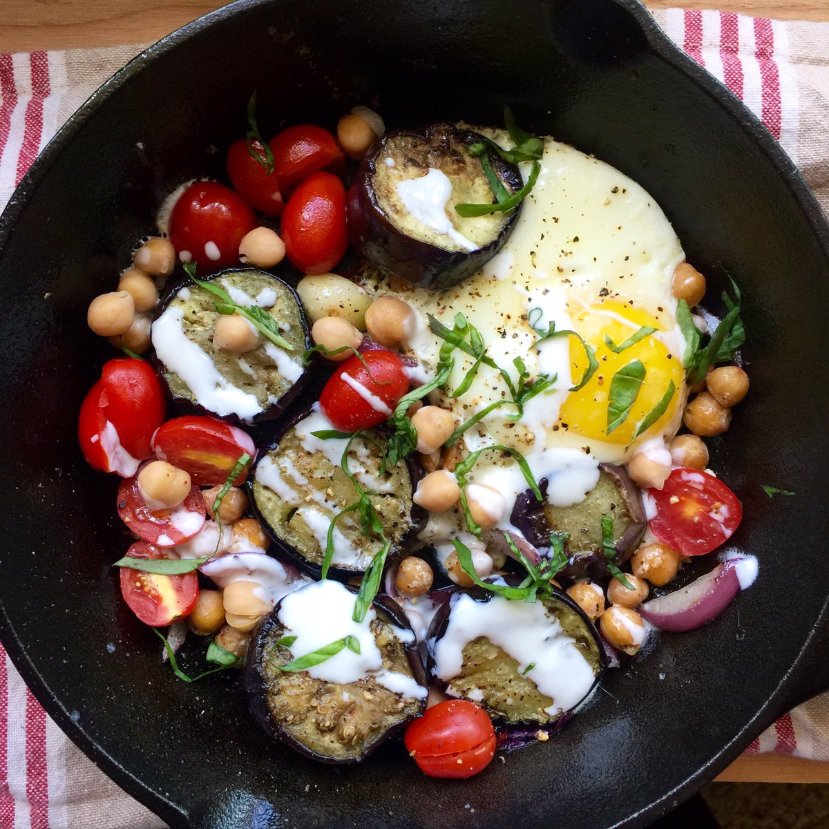 laurenrosecooks's tweet photo. Summertime #shakshuka π΄π³
#farmersmarket #eatclean #lomade #plantbased https://t.co/XGpBXxJY3f