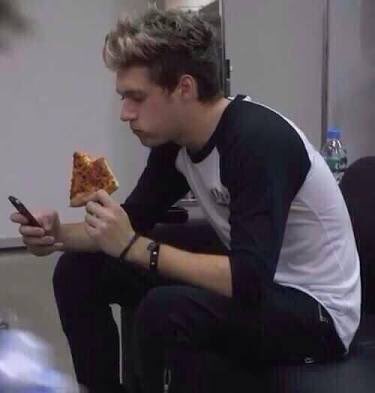 narry_religixn's tweet photo. #weshipfarry All the Larries making drama about Harry and Fionn while the Narries are just like: https://t.co/EwapFJZuod