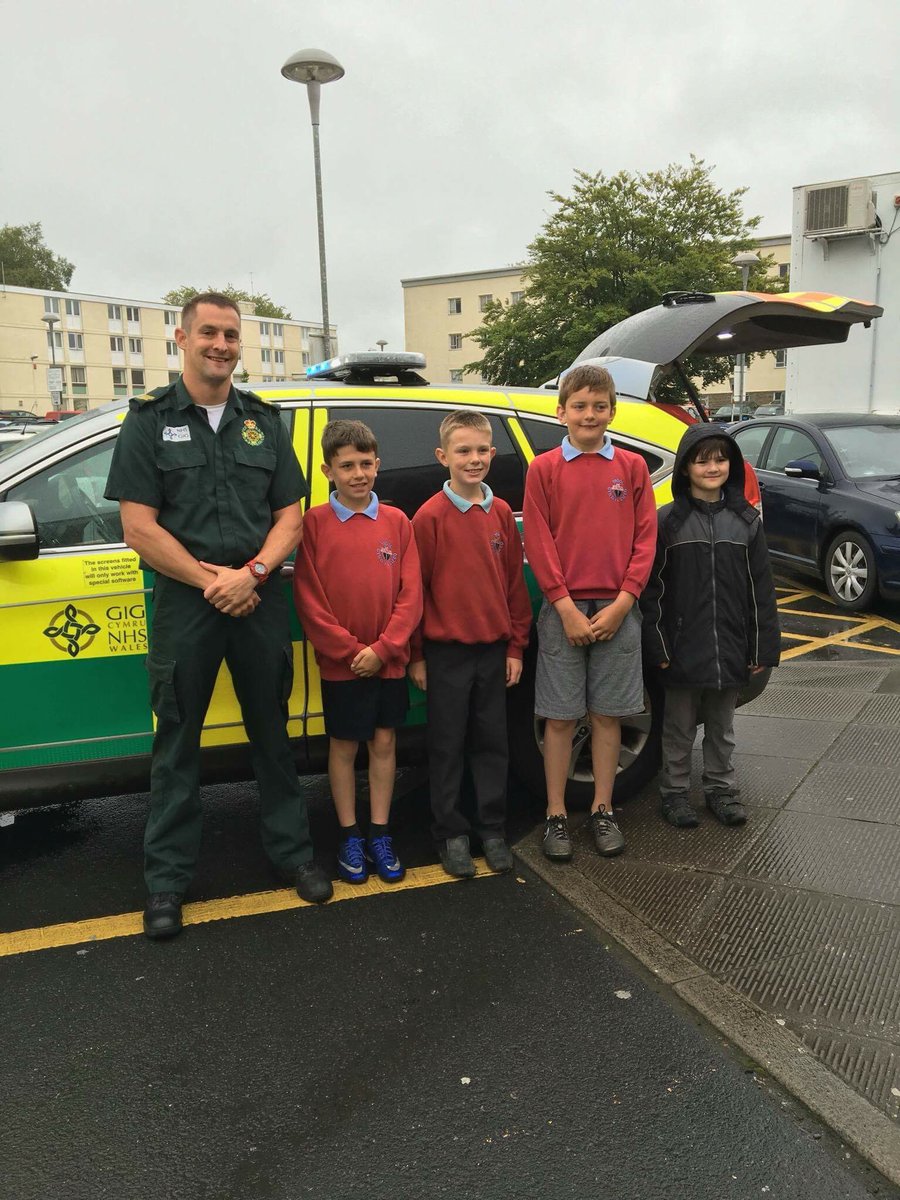 Chris_Newman_1's tweet photo. 2/3 today @WelshAmbulance staff visited @HywelDdaHB #futureworkforce event at Glangwili Hospital https://t.co/ruaGadAHFH