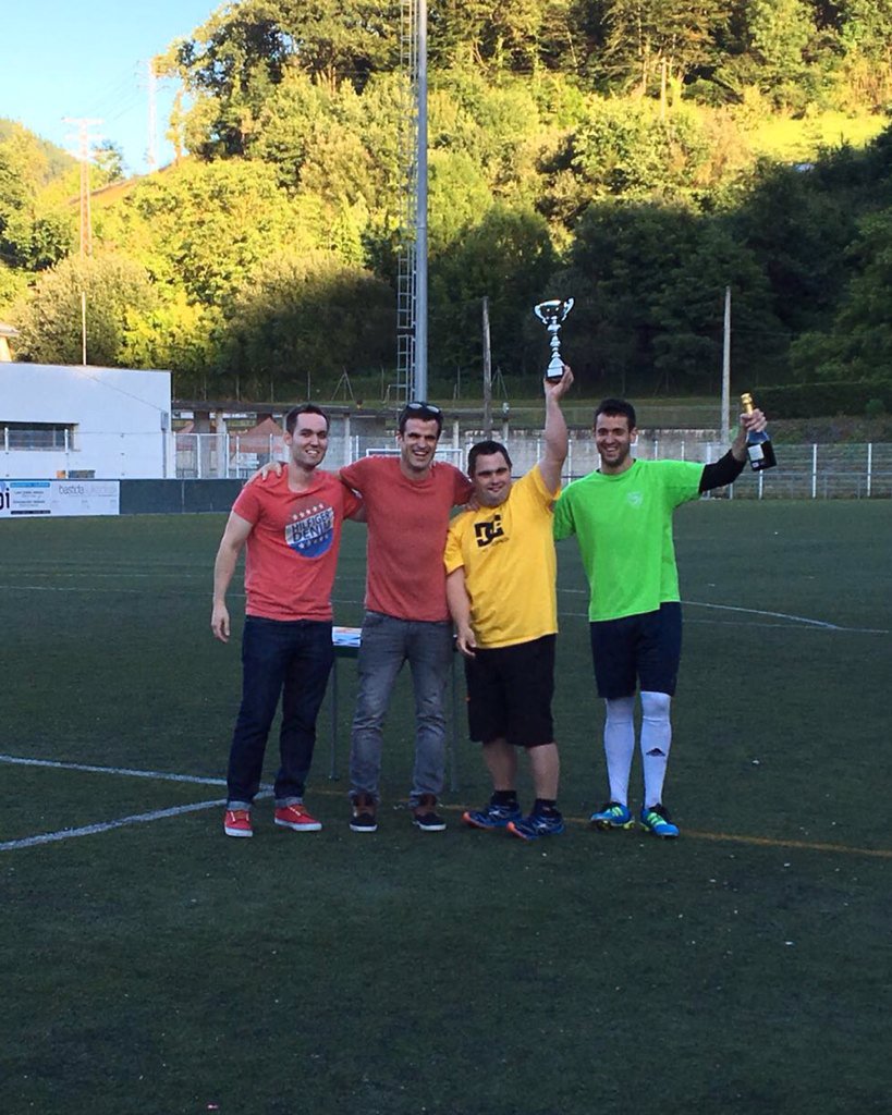 Sari banaketia:
Mutiletan azpi-txapeldun <a href="/CemenCrew/">the cemen crew</a> taldia!! 
Saria Ferreteria Mujikak emana, txanpaina Miner Ardoak