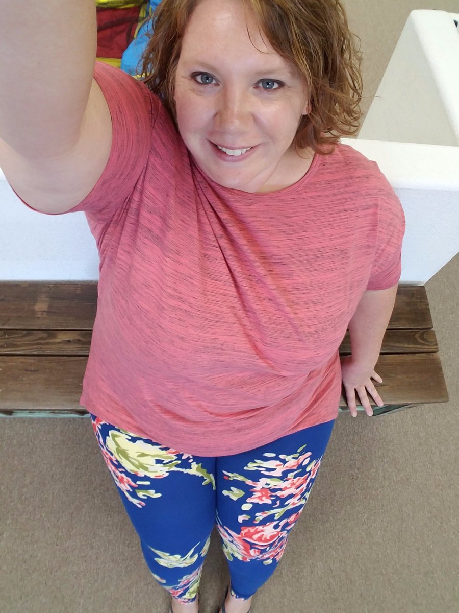 ShellySuccess's tweet photo. LuLaRoe leggings &amp; Irma top - yippee!!  It's comfy clothes Friday!!  Join me at https://t.co/dp7AF9aIEj https://t.co/Gr9xwmPDsN
