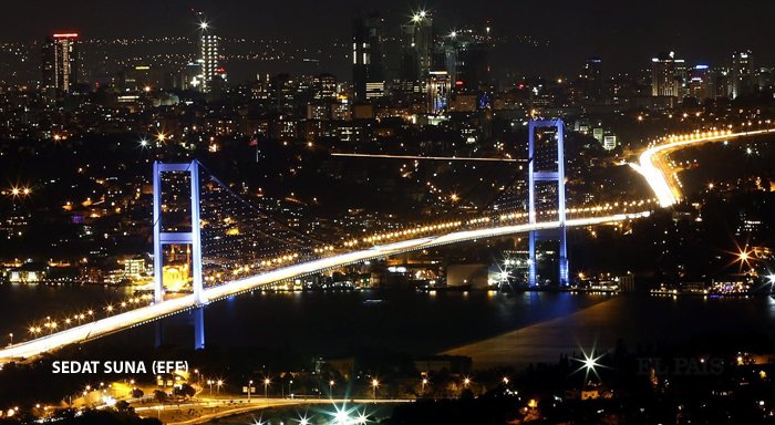 el_pais's tweet photo. El puente del Bósforo en Estambul ha sido cerrado al tráfico por la Gendarmería https://t.co/ICVrkpf9gT https://t.co/Uya2I4XN18