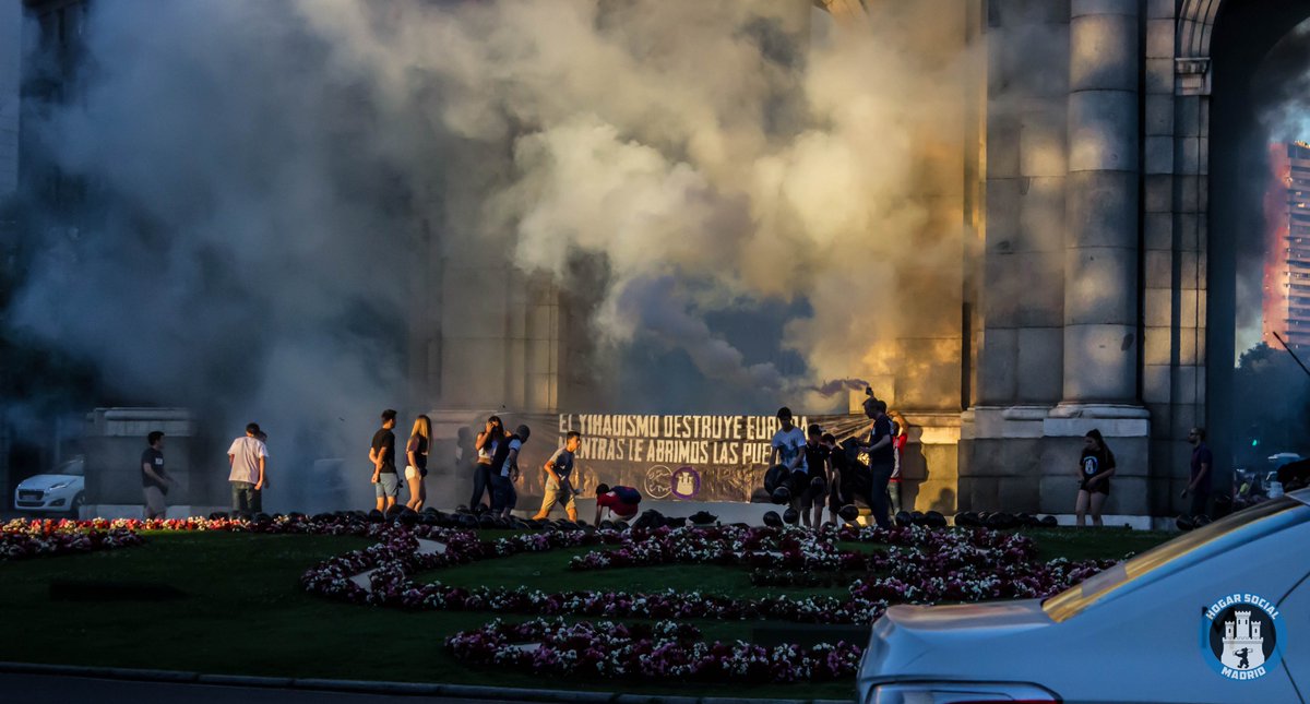 HogarSocial_'s tweet photo. Acción en la Puerta de Alcalá por los atentados de Niza: El yihadismo destruye europa mientras le abrimos la puerta https://t.co/P4W2fh4ryA
