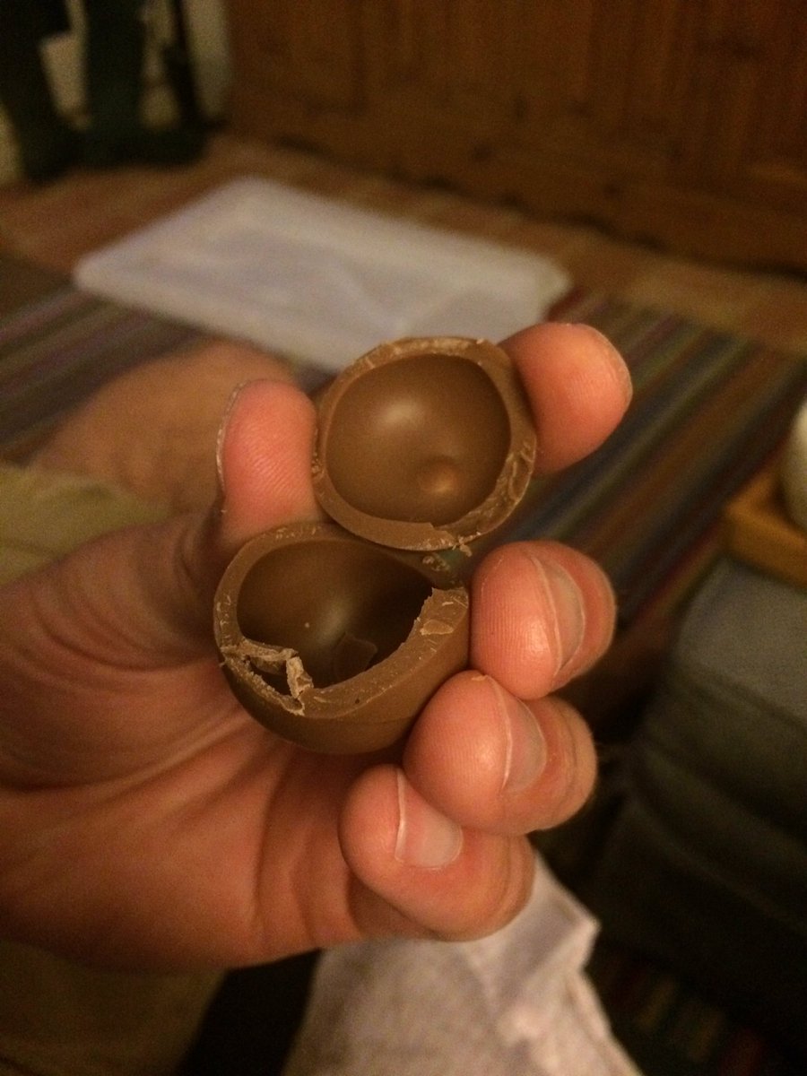 EarsInProfile's tweet photo. What's going on @LindtUK - that's the third empty ball from this box! #lindt #disappointment https://t.co/psjxtS5GMQ