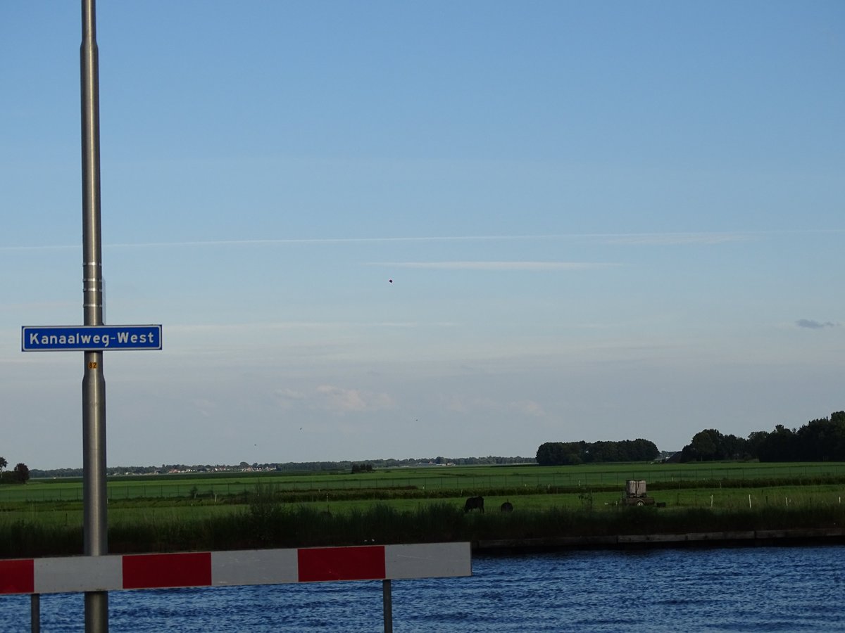 JanWindNL's tweet photo. #UFO boven @Bergentheim?  ........ Uit nader #onderzoek is gebleken dat het om een #wensballon ging. https://t.co/hPg79sJD2K