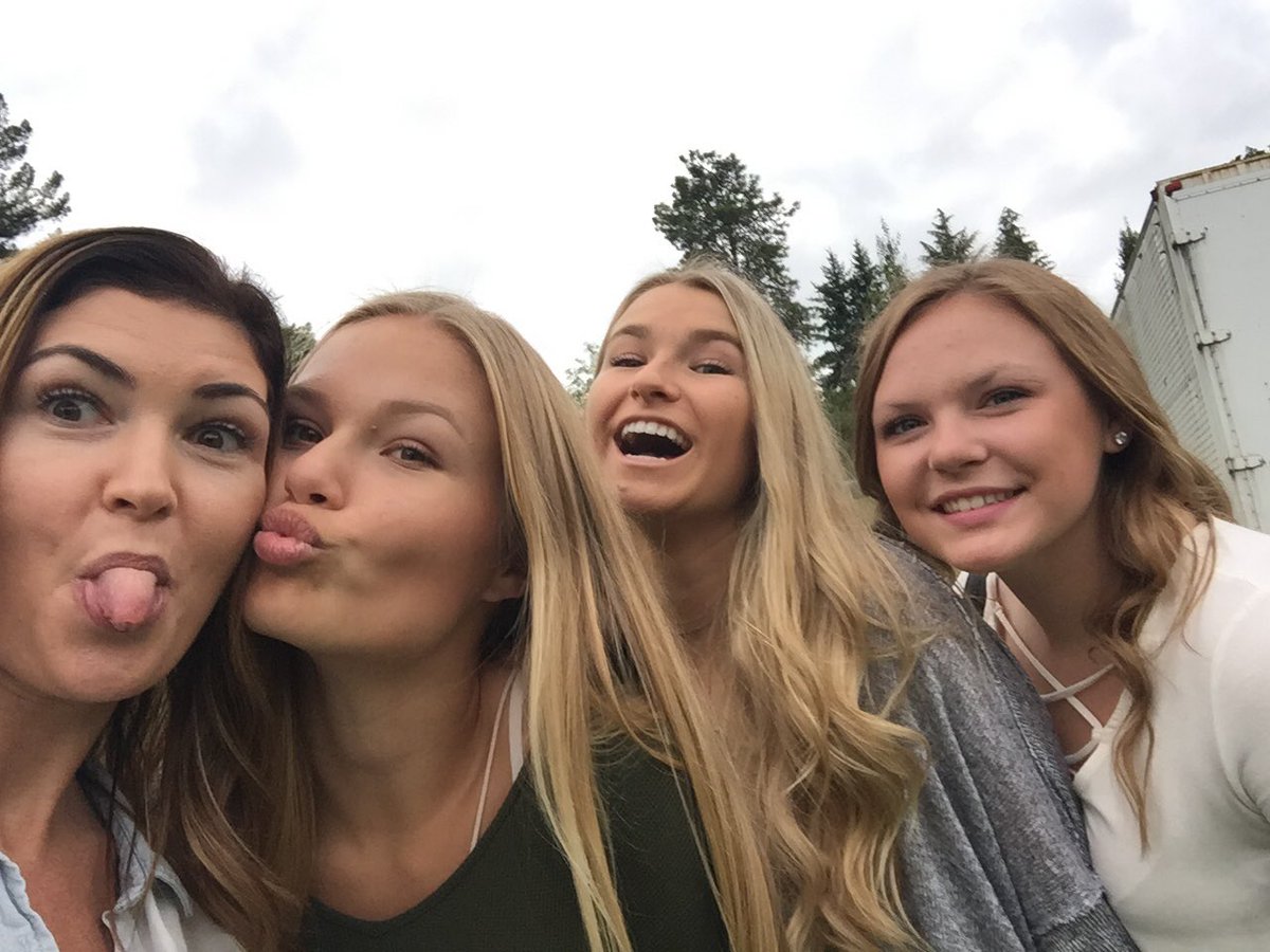 MoreySoler's tweet photo. When your daughters at Malibu and you run into all her homies #otherdaughters @aliyahseidel https://t.co/qpm3y5WFZ6