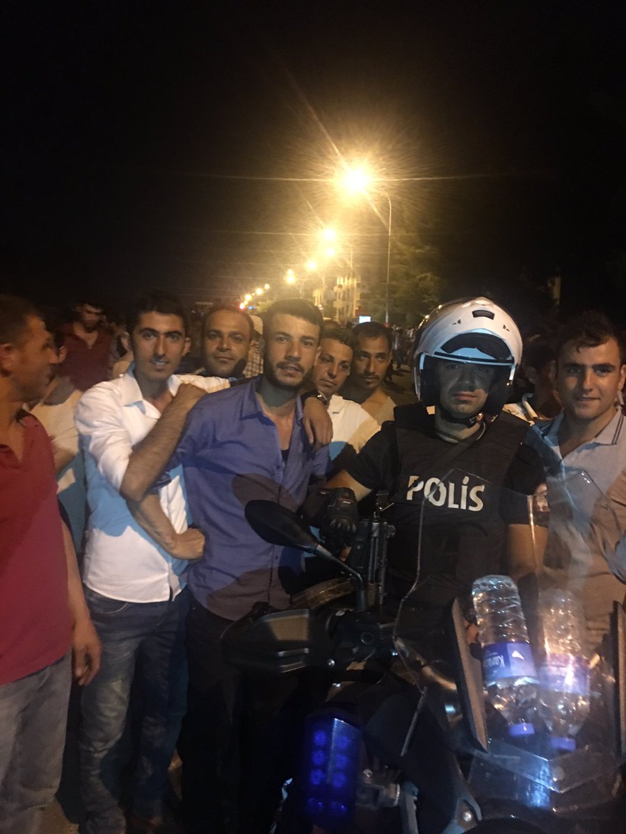 Darbeye karşı polisimiz ile direniş nöbetindeyiz ...RTE.diz çöktürmeyecekler ,diz çökmeyeceğiz