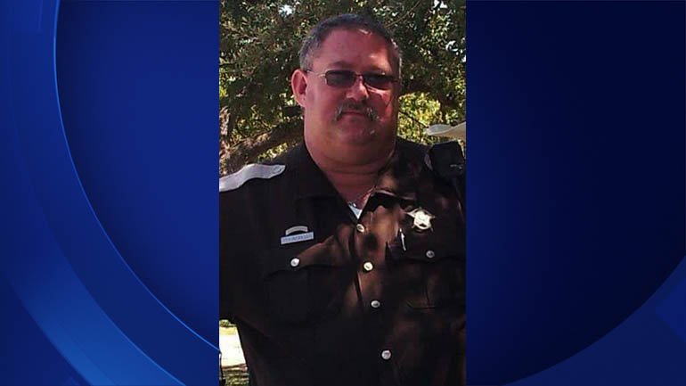 CBSNewsTexas's tweet image. Off-duty Navarro County deputy is killed in car crash Friday afternoon. 22-year veteran. cbsloc.al/29PCORJ?cid=tw…