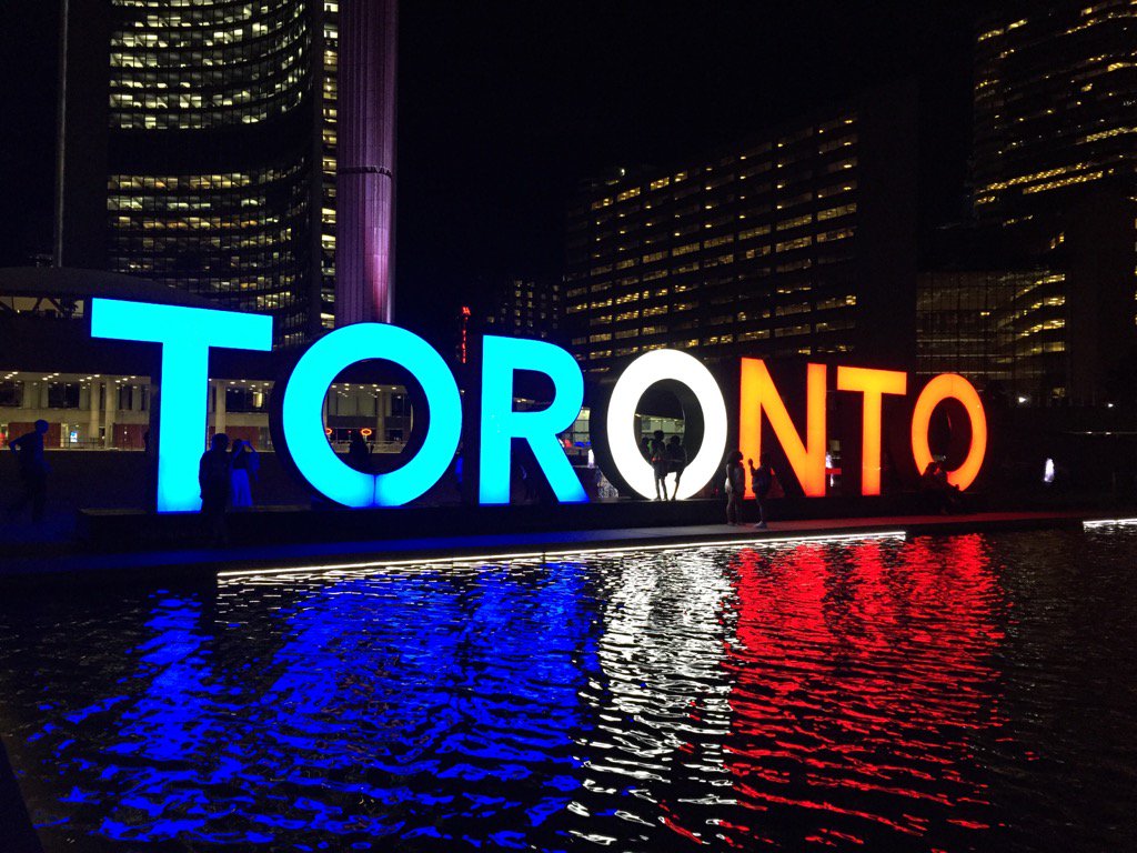 MyleneCrete's tweet photo. Toronto revêt les couleurs de la France ce soir #NiceAttentat https://t.co/jx4eZ6R206
