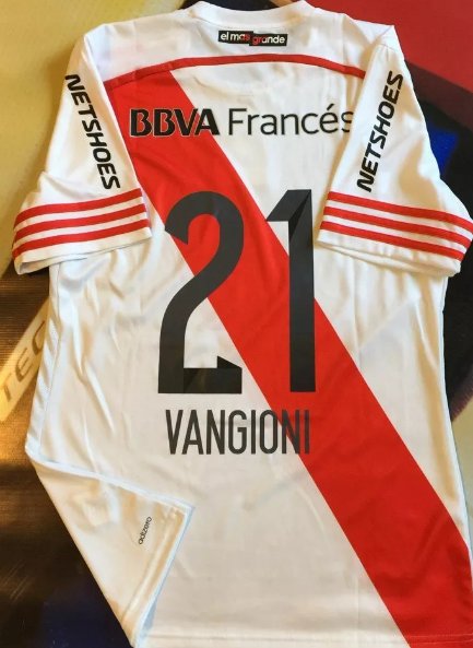 Para hinchas de River.Vamos a sortear esta casaca. RT y seguí en tw para participar y ganártela.A los 40k el ganador