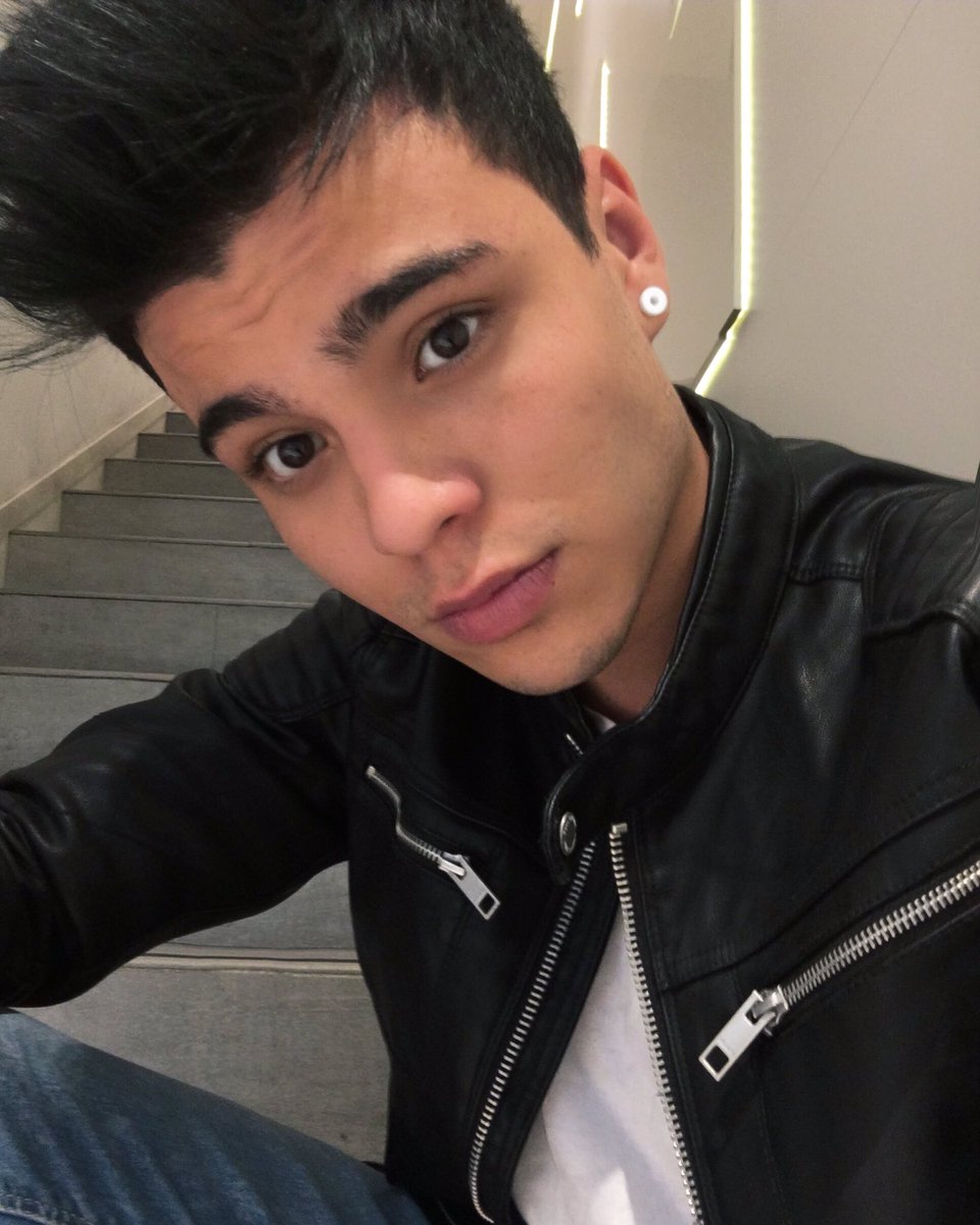 villalobossebas's tweet photo. El cabello negro está de vuelta https://t.co/QNUac0trLf