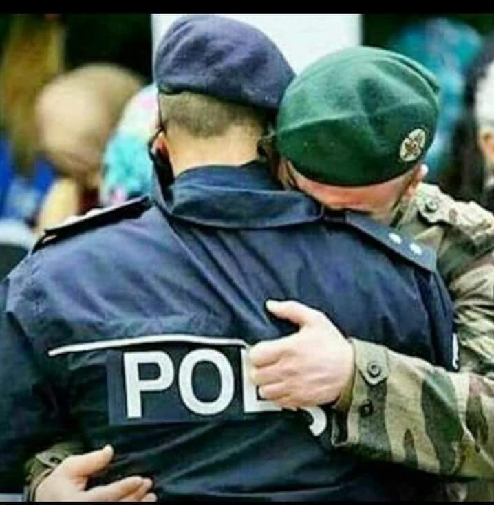 sonakademililer's tweet photo. Biz biriz, birlikteyiz.!

Kardeşi kardeşe düşman edemezsiniz. https://t.co/BtufVee15J