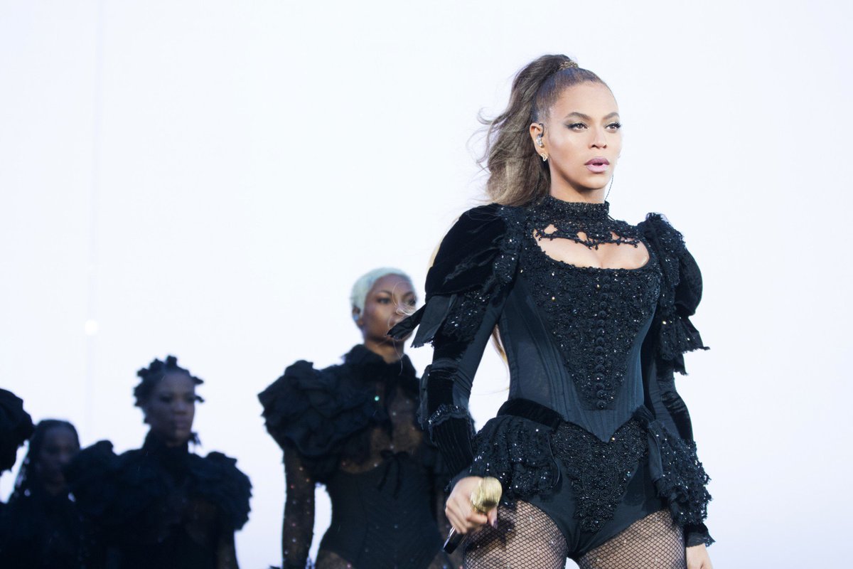 BeyLegion's tweet photo. Goddess 🔥 #FormationWorldTour #Zürich https://t.co/4ihFyFo34F