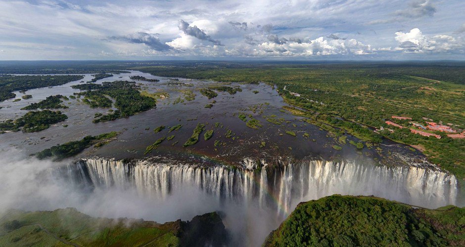 ExplainTheWorld's tweet photo. Victoria Falls, Zambia/Zimbabwe.
This Fall Is The Largest 'Curtain' Waterfall With A Width Of 1,708m. 💧💧💧 https://t.co/fW4Cae6ESo