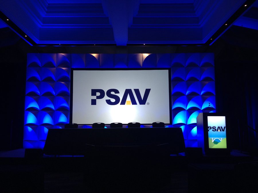 A digital lectern enables content and presenter to be in the same spot, keeping audience's eyes focused. #EventProfs