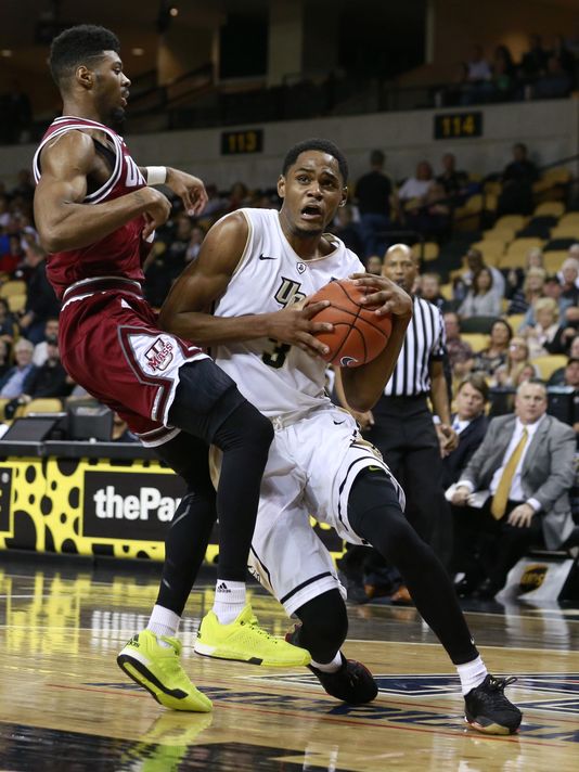 .<a href="/UCF_MBB/">UCF Men’s Hoops 🌴</a> forward <a href="/ajdavis3/">Aj Davis</a> takes his father <a href="/Espnantoniod/">Antonio Davis</a>'s lessons to the court ucfnews.com/2a4IyIR