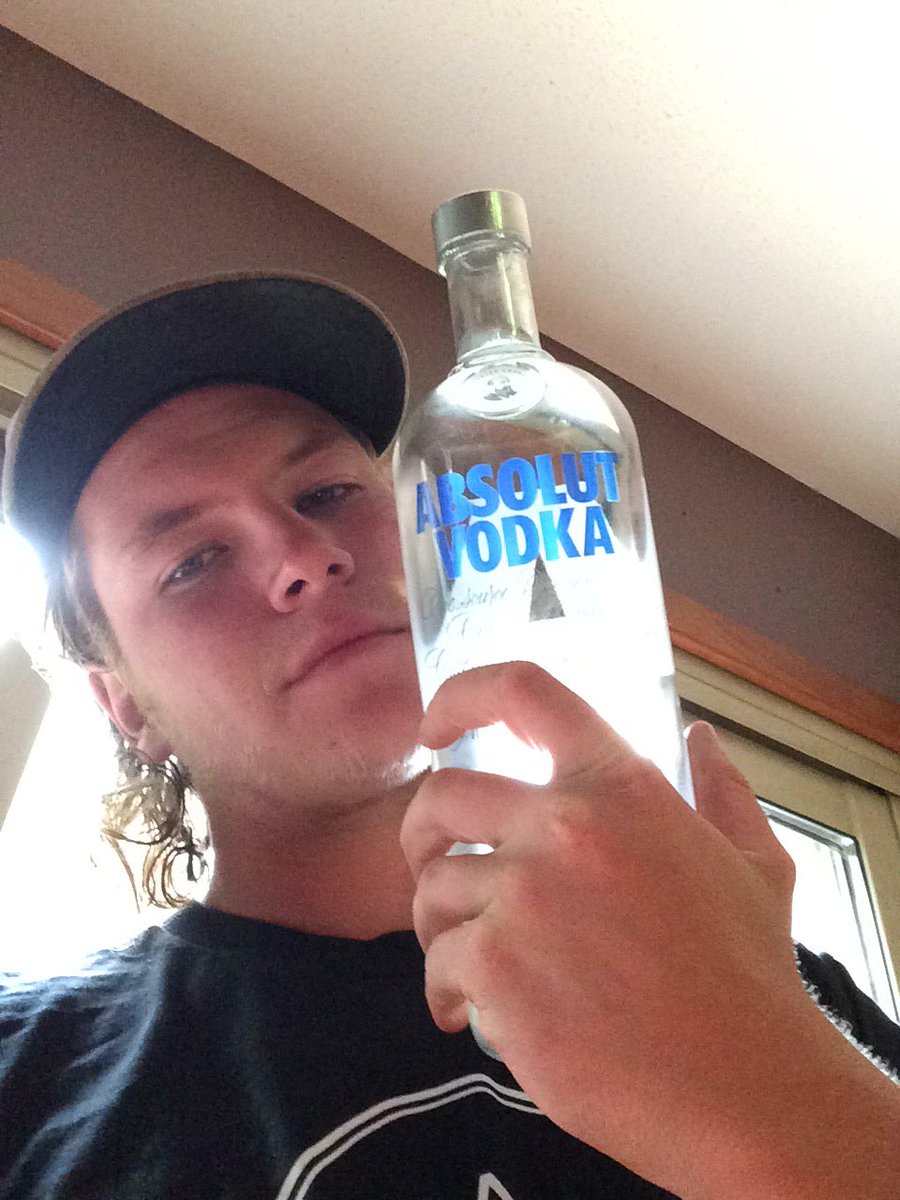 Caletweeds31's tweet photo. @jakestoneburg I dare u to try and beat me in a liquor off https://t.co/RFw2ZFwQqF