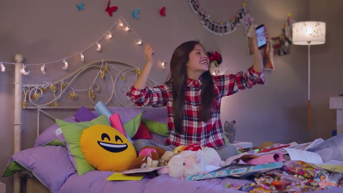 BArguij's tweet photo. #KarolEspecialBloopers @karolsevilla 
Jajajajja es viernes y el cuerpo lo sabe😂 https://t.co/IdWY1PY9JK