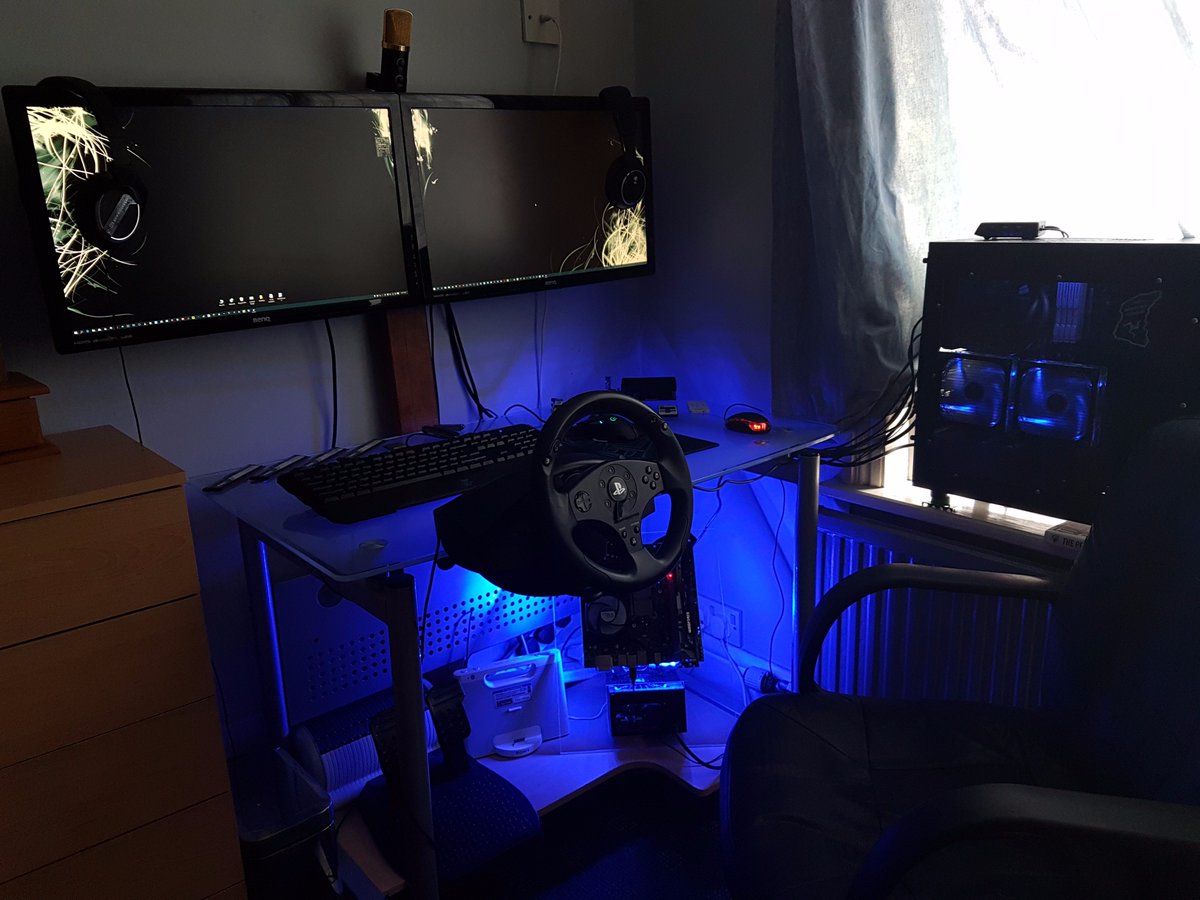 PCMR_James's tweet image. So, The newest PC to enter my set up. one with the oldest parts though. #SecondPC #MultiplePCs