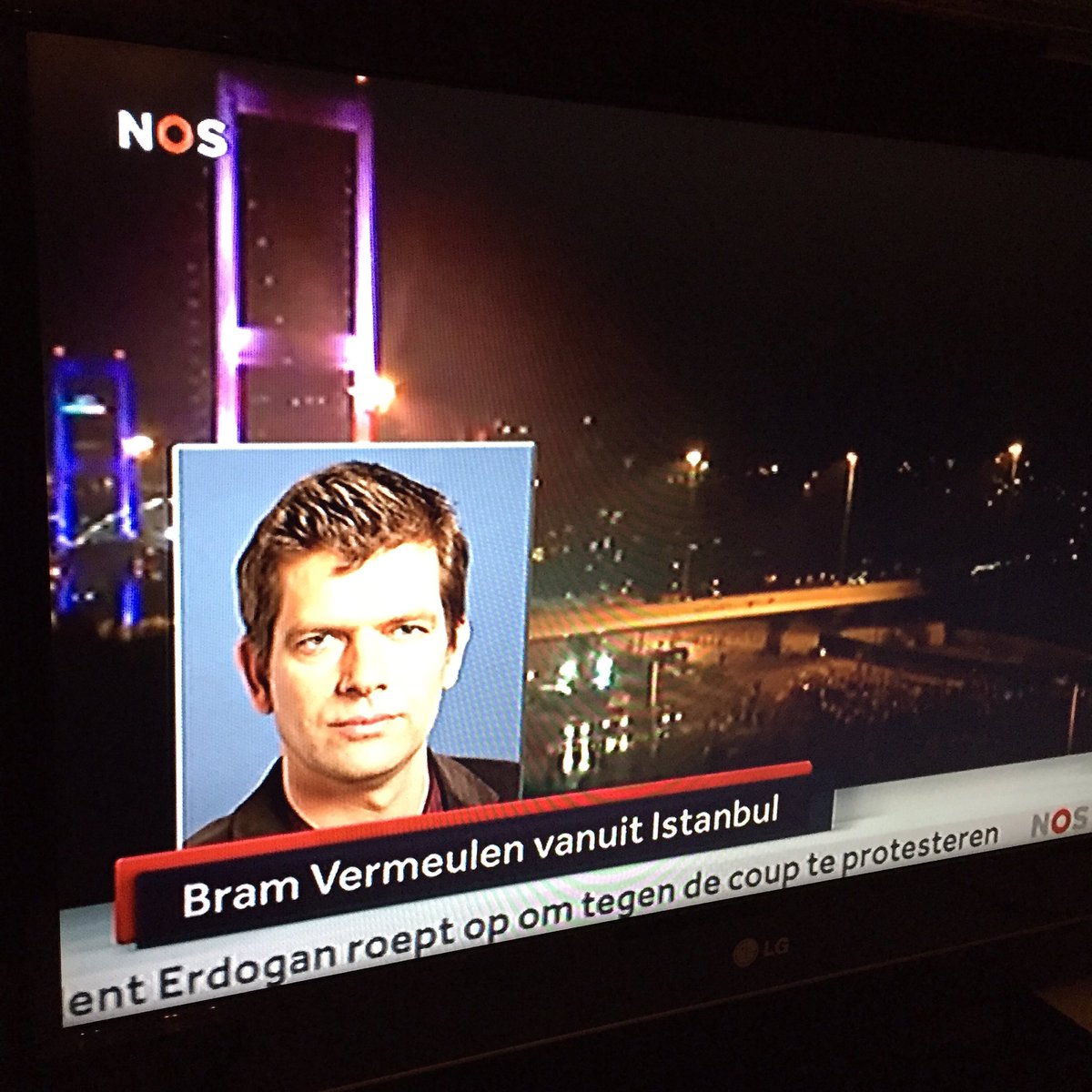's Nachts TV kijken vanwege staatsgreep Turkije. Heftig, ben benieuwd naar afloop. #staatsgreep #turkije #00:39