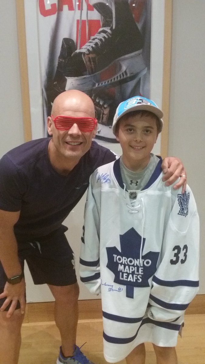 CorranHoops's tweet photo. Sad but amazing last day #Leafshs with @Leafsgregschell Love this school! #livinthegoalielife #nogoalforyou https://t.co/2zxGZjVnAs