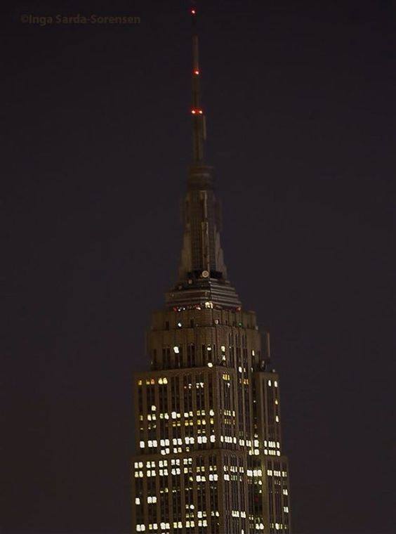 EmpireStateBldg's tweet photo. We will remain dark tonight in sympathy for the victims of yesterday's attack in Nice, France. Photo: Inga S. https://t.co/WkxWPoHAVG