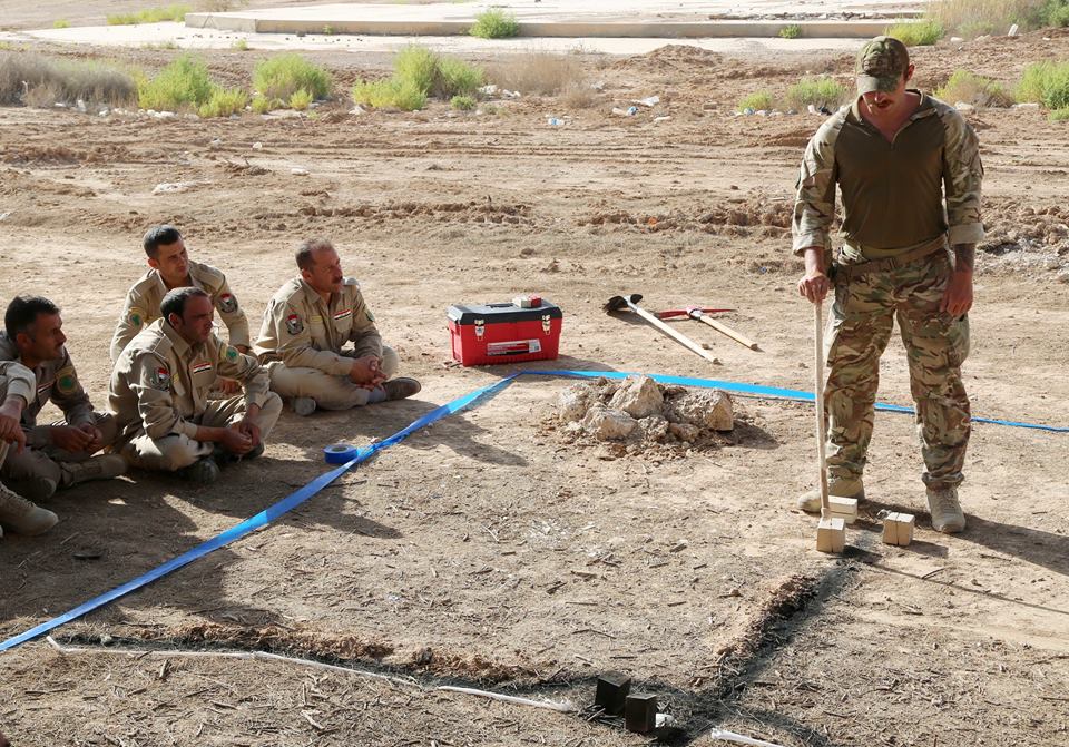 تدريبات الجيش العراقي الجديده على يد المستشارين الامريكان  - صفحة 3 CncPZO5XEAEEc8r