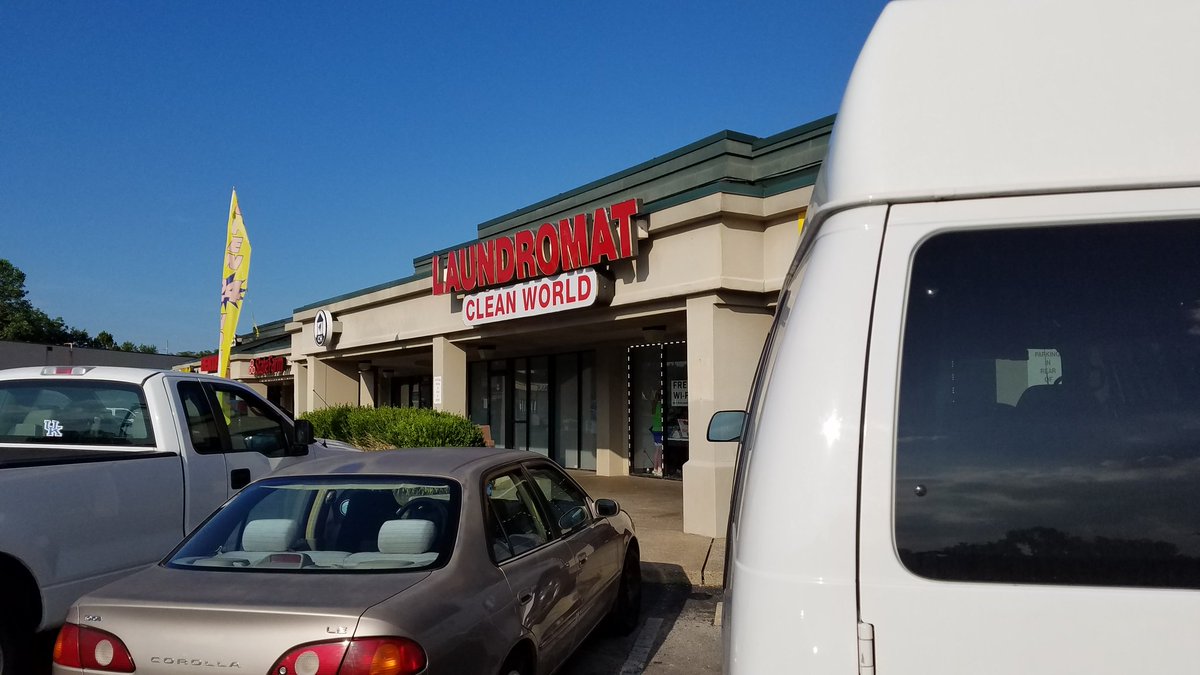 HYMnow's tweet image. Throwing a pizza party @ the laundromat. Games for the kids. Quarters for the adults. #simpleservice #love #hwc2016