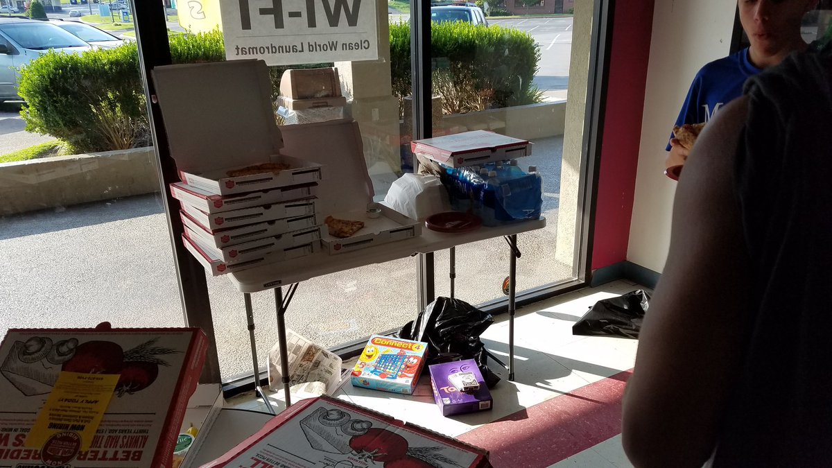 HYMnow's tweet image. Throwing a pizza party @ the laundromat. Games for the kids. Quarters for the adults. #simpleservice #love #hwc2016