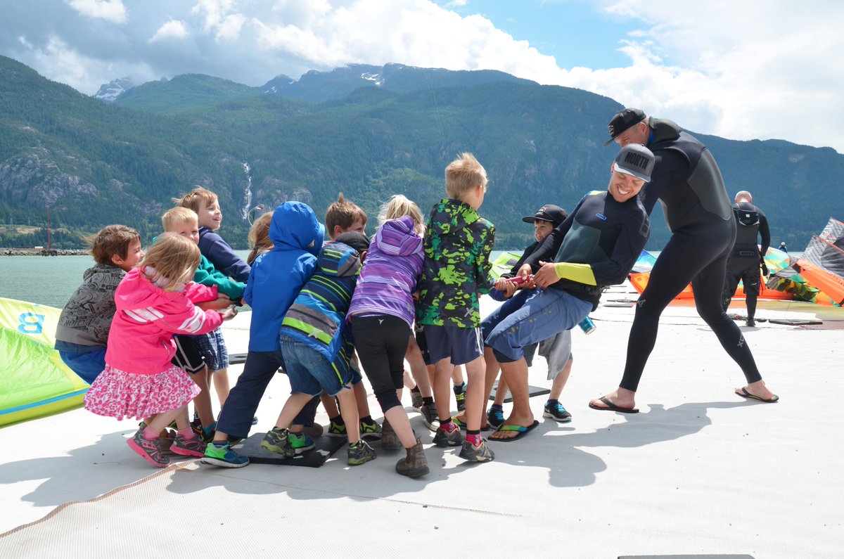 SquamishWinds's tweet photo. This is one way to check your safety. Thanks SWS, DOS summer camps and Denham for the kite demo @Squamishtown https://t.co/8TP5wawlpm