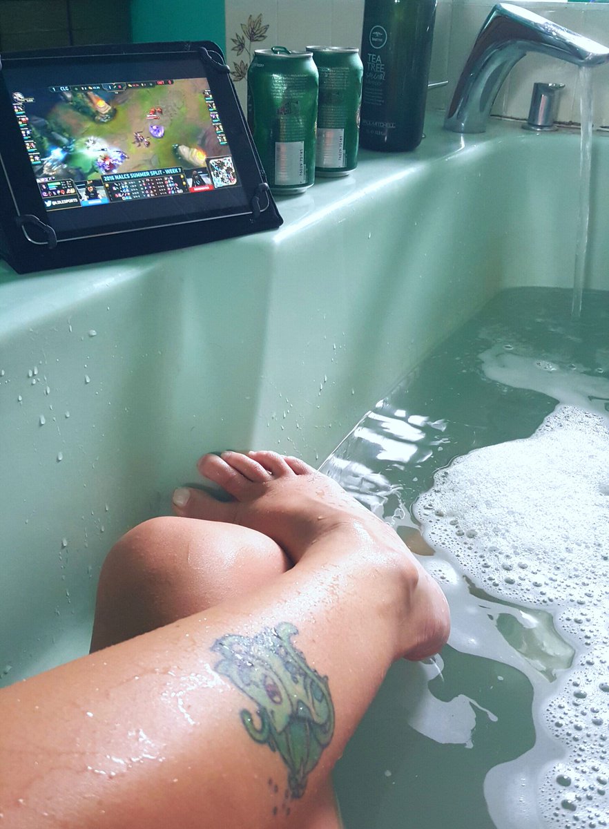 oryxpixie's tweet image. This is how I #lcs #LeagueOfLegends #beer and #pokemon @lolesports