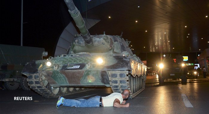 rayovirtual's tweet photo. Toda resistencia heróica me emociona. Imagen de un hombre tratando de parar los tanques en Turquía. https://t.co/vwfkGOPskM