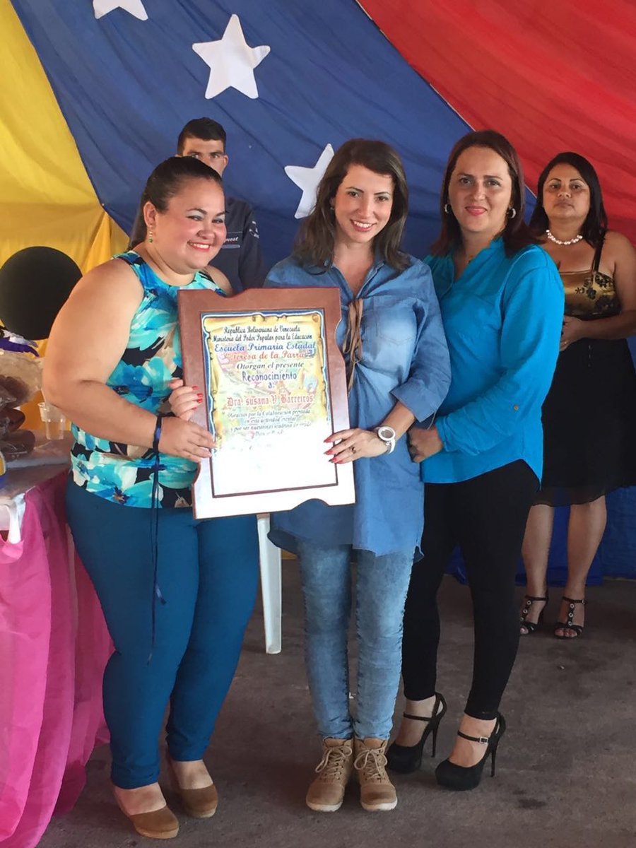 DefensaPublicaV's tweet photo. DPG Susana Barreiros, recibe reconocimiento por su valioso apoyo en pro de la educación de Niños y niñas de #Apure. https://t.co/R11uActDbN