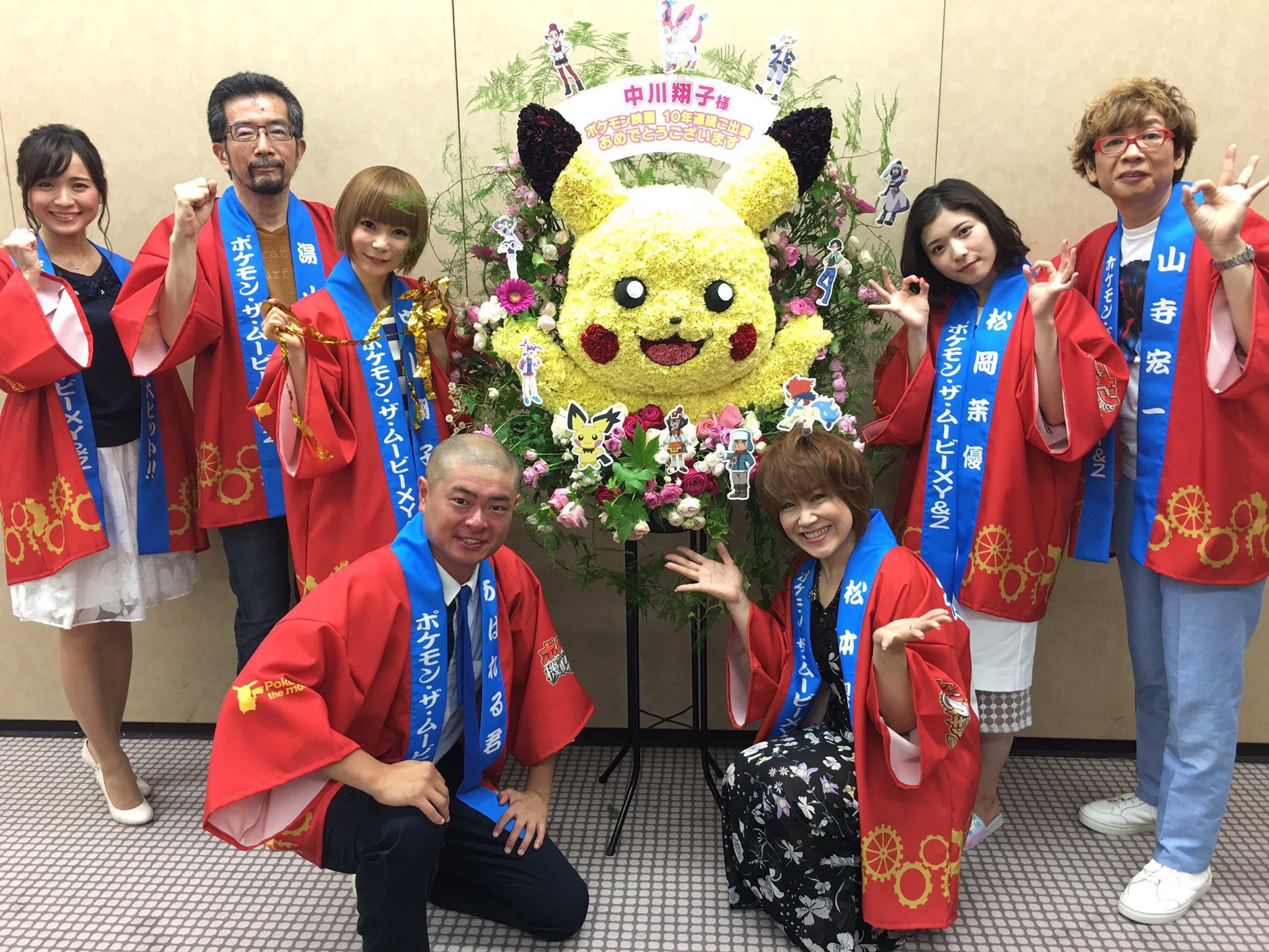 Twitter 上的 あばれる君 夏のポケモン映画 ボルケニオンと機巧のマギアナ 初日舞台挨拶 私がはっぴを着たら電気屋さんの中堅社員みたいになりましたが最高のスタートです T Co Amdo8qbwei Twitter