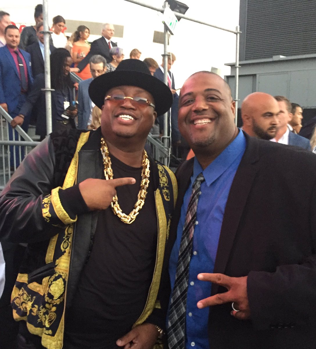 Will_G_71's tweet photo. @E40 one of the coolest dudes on the planet. Hala @ your boy. #ESPYS2016 https://t.co/2Wr90jSLjl