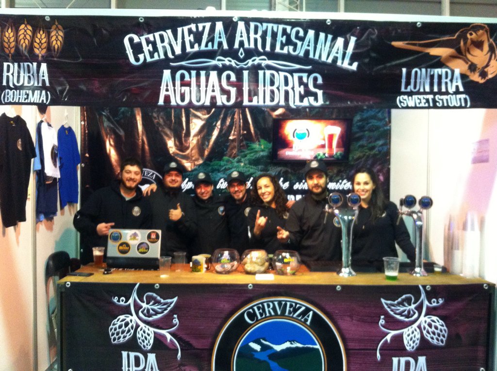 Chilegast's tweet photo. @Chilegast presente en la #FCN2016 fiesta de la cerveza negra en Valdivia, junto con #aguaslibresbeer cerveza https://t.co/q6CaeiE20Z
