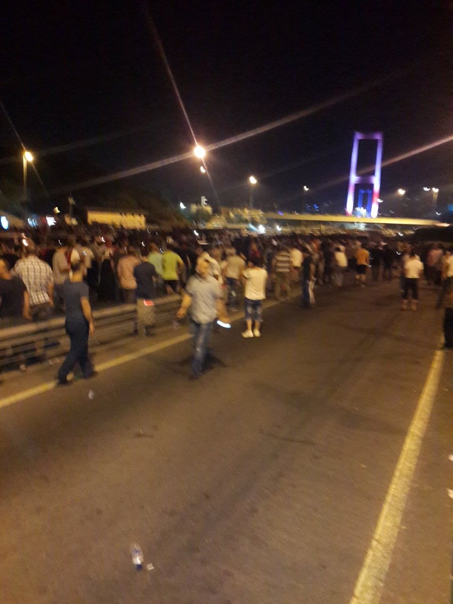 #DarbeyeHayır milletin üstüne rastgele ateş ediliyor 5 sivil öldü ayrıca