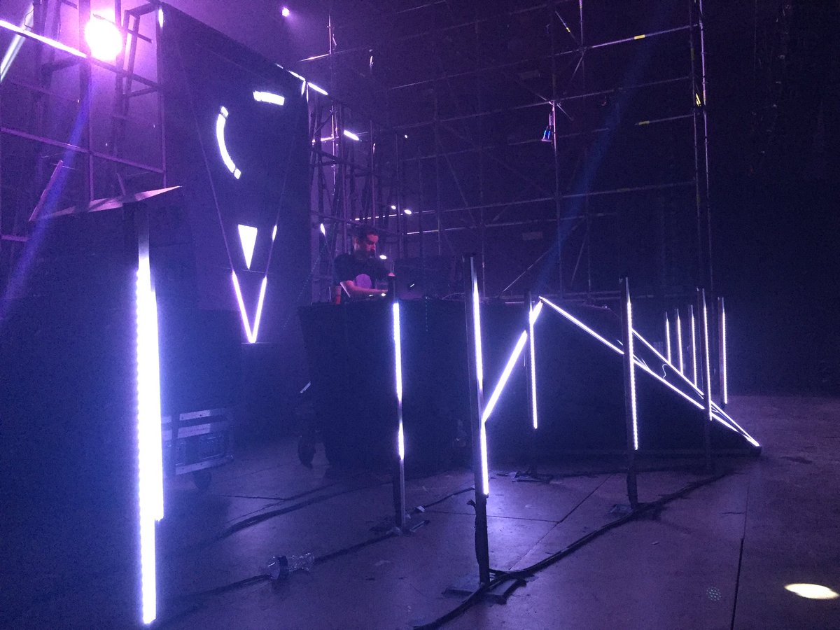 theabsolutcc's tweet photo. On est pas bien avec ce set de @maxcoopermax mis en lumières grâce à la machine OX ?👌#BIGFest2016 https://t.co/MQrPGT2BMK
