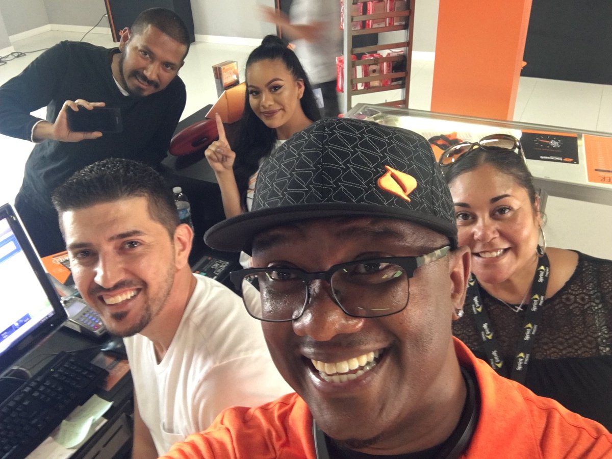 <a href="/Pay1essWire1ess/">Payless Wireless</a> getting Sales &amp; building relationships with new 😲! <a href="/AixaBayArea_SPG/">Aixa Reynolds</a> @noreen_spg @JamesLeeWC