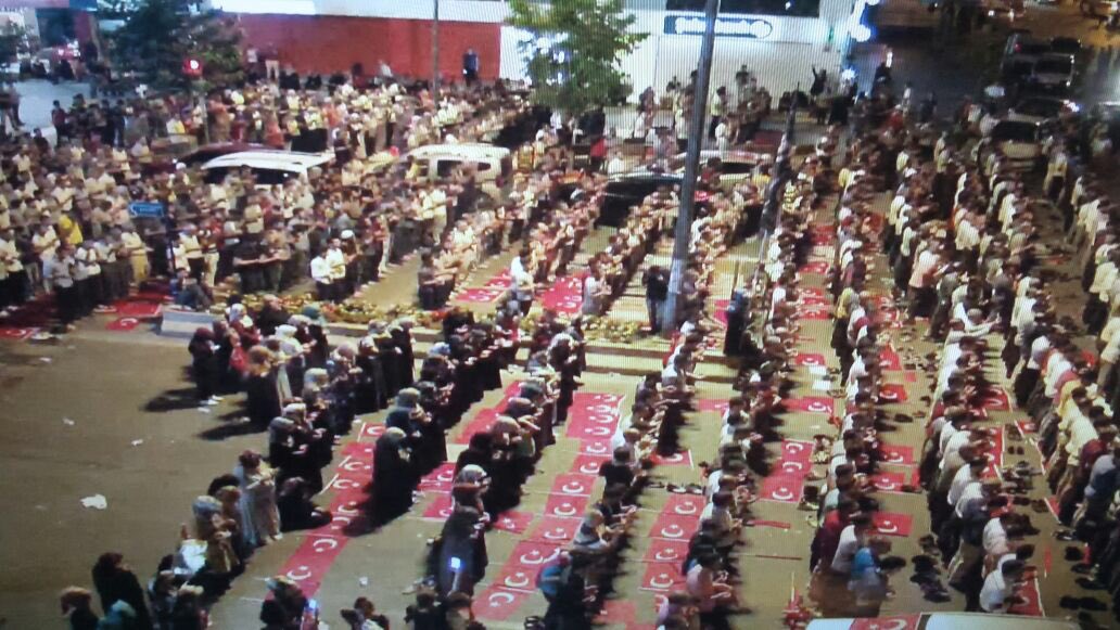 batmanvaliligi's tweet photo. Demokrasiye sahip çıkan Batman Halkı sabah namazında @denizahmet111 https://t.co/MTu4bl7qqK