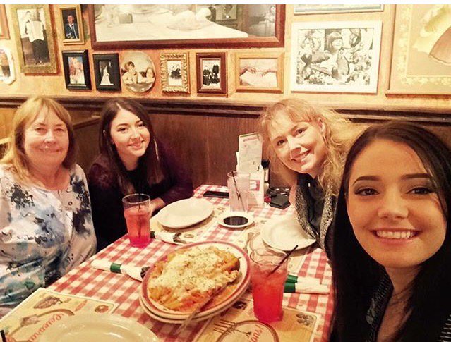 44Wainer's tweet image. Family enjoying a meal togather❤️👩‍👩‍👧‍👦