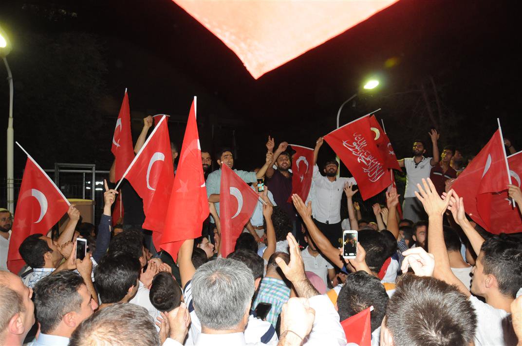 batmanvaliligi's tweet photo. Batmanlılar Darbeye Karşı Demokrasiye Sahip Çıktı @denizahmet111 

https://t.co/u8RZbXK6BO https://t.co/WNzPB1vJfH