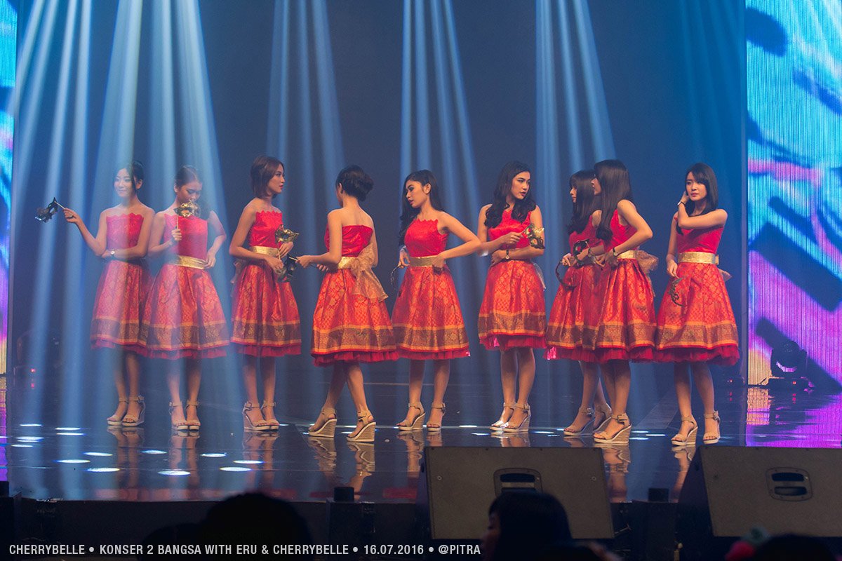 kakak2 Cherrybelle lagi pada siap-siap buat manggung nanti sore di RTV nih..