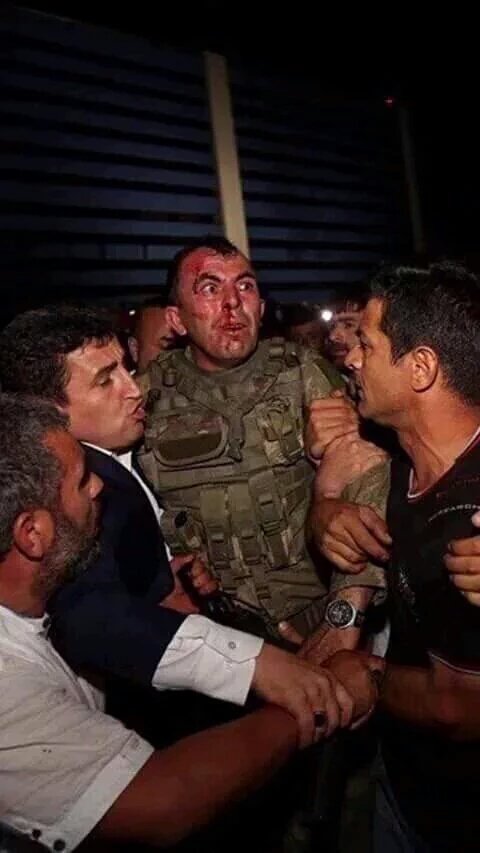 Tayippin parali polisleri ve askerleri vede akkoyunlari sürü şeklinde bu zavali askeri linç ettiler 
"
