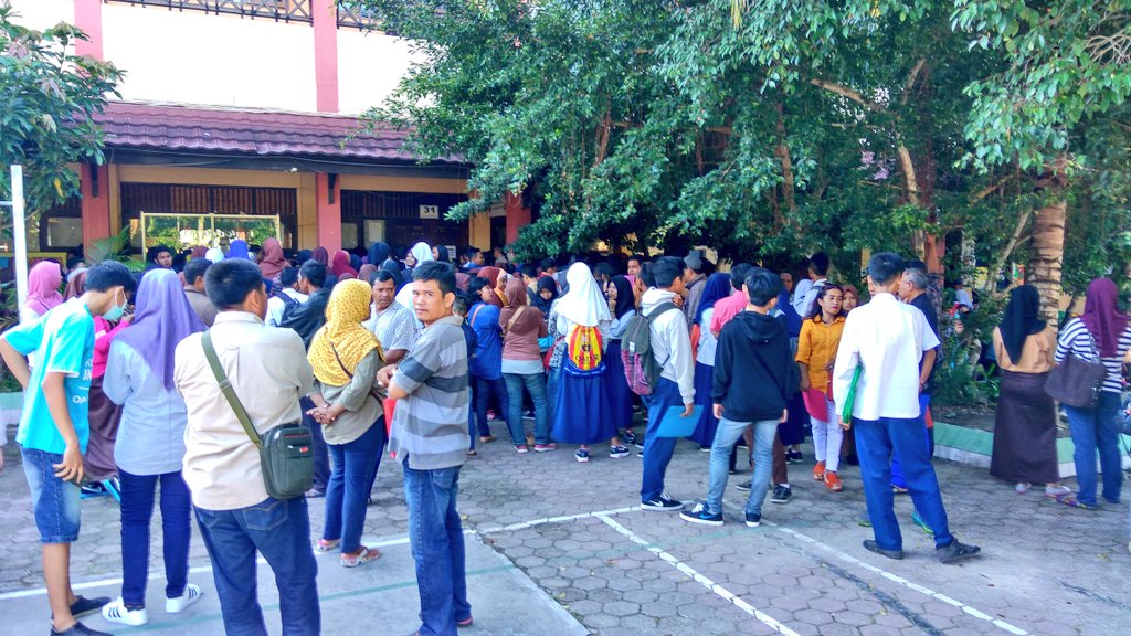 smkn3bpn's tweet photo. Para pendaftar jalur BL hari pertama #PPDB2016 #PPDBBpn di SMKN 3 Balikpapan pagi ini https://t.co/IVdvKzaJIq