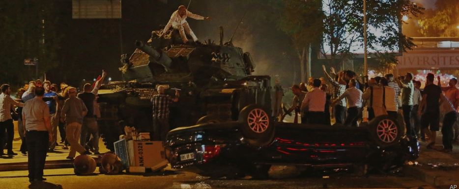 ABC's tweet photo. At least 6 dead, 100 wounded in clashes in Istanbul amid attempted coup: https://t.co/xt1PtrnbRN https://t.co/2XWSP5k6Cb